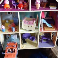 Peppa Pig House and accesories