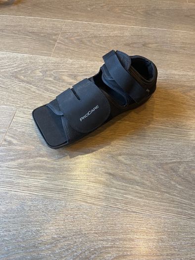 Procare square toed post op shoe in size M