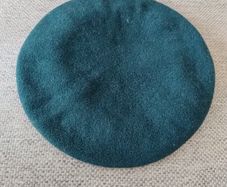 vintage military green Irish beret in very good condition size small see last photo for measurements FREE STANDARD POSTAGE INCLUDED