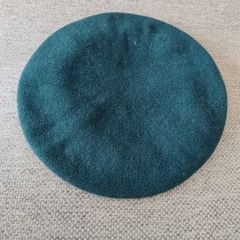 vintage military green Irish beret in very good condition FREE STANDARD POSTAGE INCLUDED