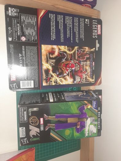 Marvel Figures and Game Set