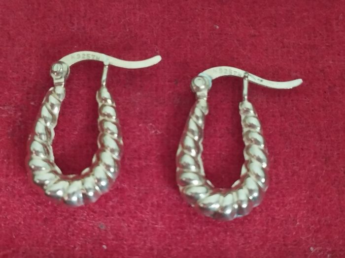 Hoop earrings made of 925 sterling silver with gold plating.