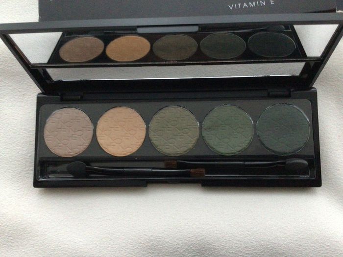Brand New Note Professional Eyeshadow Long lasting Wet and Dry Formula