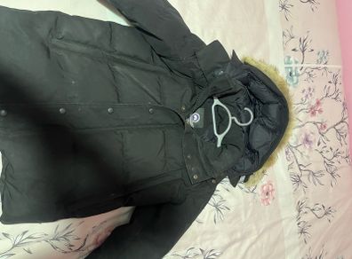 Canada goose whyndam parka xs kids small rip on sleeve will be washed before purchase