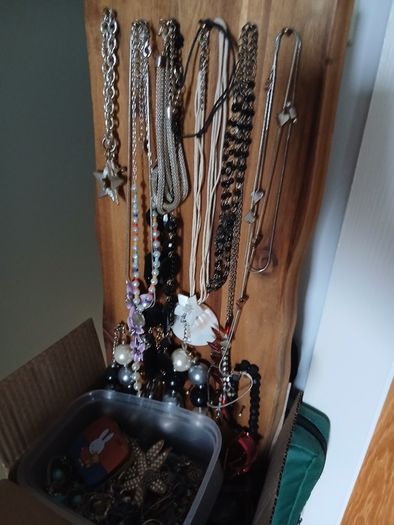 ON HOLD Collection of assorted costume jewellery