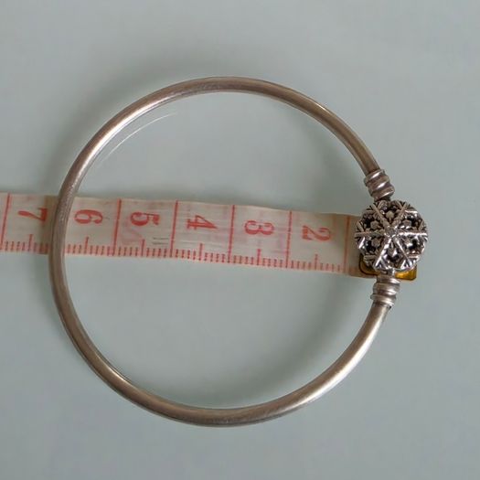 Pandora moments bangle sparkly snowflake claps in good condition small size