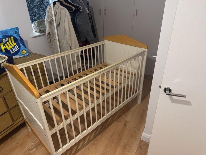Mama & Papa Baby Cot with mattress with small strain in good condition