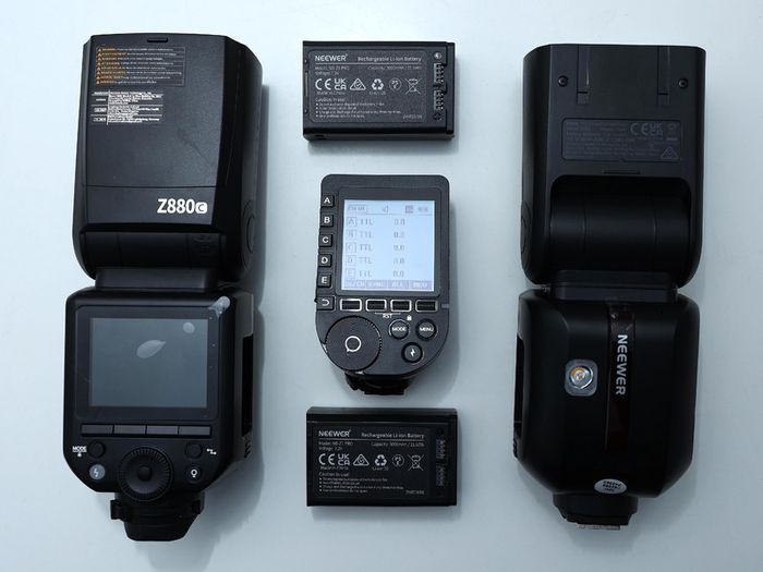 Neweer Z880c Speedlite flashes & Transmitter.