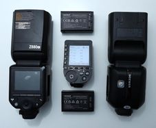 Neweer Z880c Speedlite flashes & Transmitter.