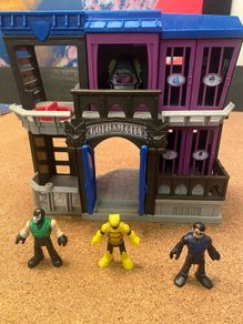 Batman Playset Gotham City Jail and figures