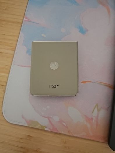 Motorola Razr 50 - Beach Sand colour