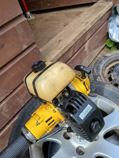 Petrol strimmer