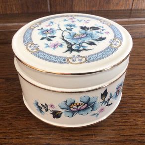 Vintage Sadler large ceramic blue and cream trinket box/powder pot