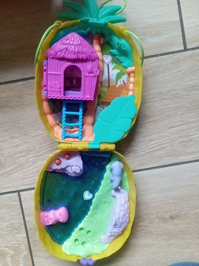 Sylvanian family and Polly pockets