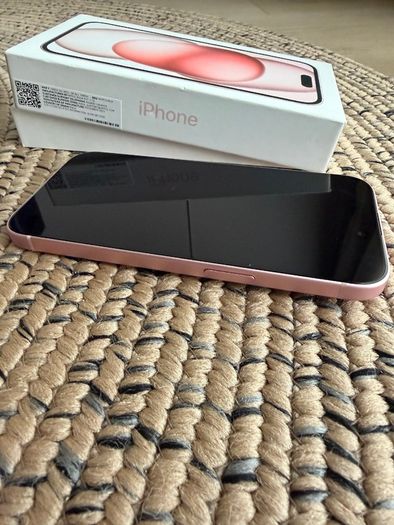 iphone 15- good as new with no scratches & with new phone accessories