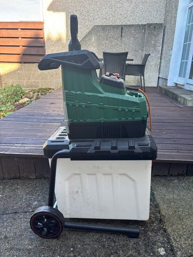 Garden shredder/wood chipper