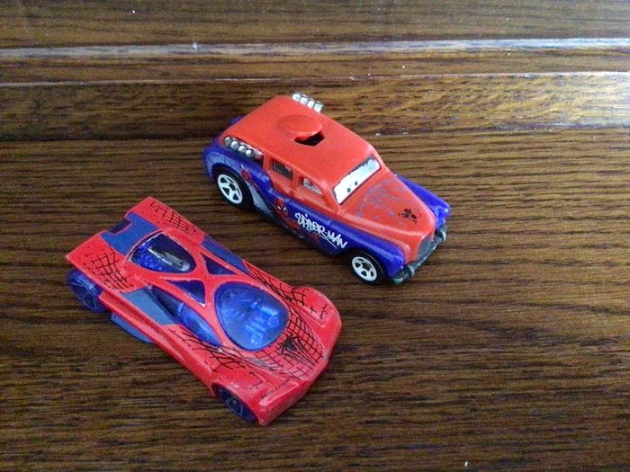 2 Hot Wheels Mattel Spiderman cars