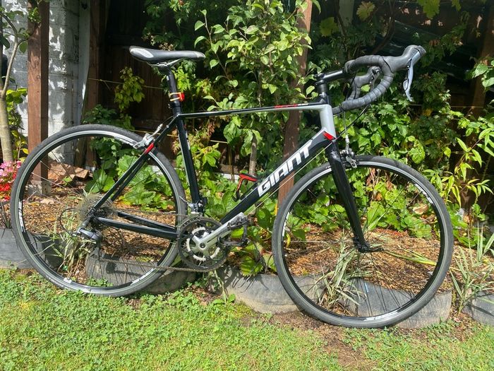 Like new Giant Defy 5 ML 700x25c wheels 2x8=16 speed 21 inch frame very good condition