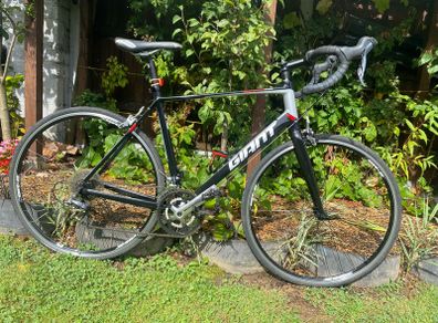 Like new Giant Defy 5 ML 700x25c wheels 2x8=16 speed 21 inch frame very good condition