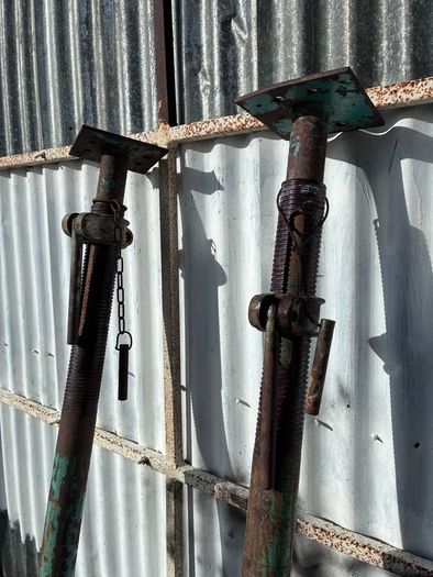 2 Heavy Duty Acrow props