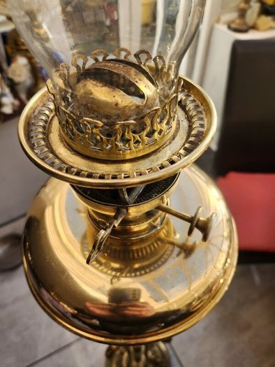 Fantastic victorian brass oil lamp . extends to 2m.