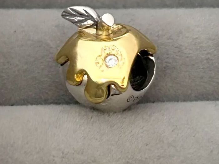 Pandora Disney Snow White Poison Apple Charm  0.012 ct  Brand New