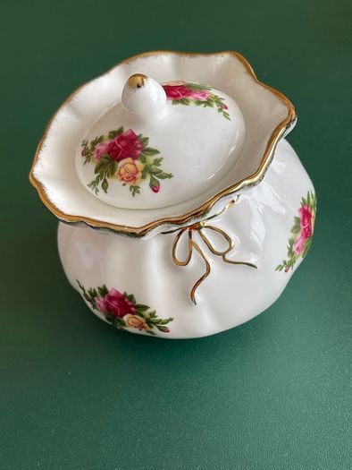 Royal Albert Old Country Roses Dorothy pot