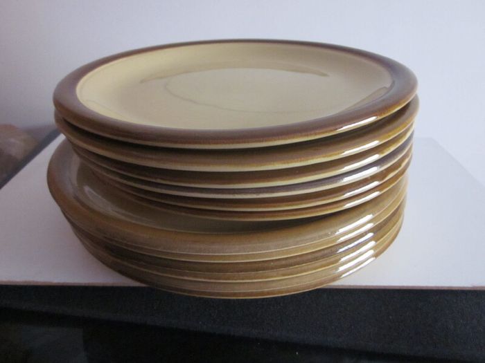 Vintage  1970s Granville design TG Green retro stoneware glazed plates. The plates are as follows- six 10.5" plates (4 in very good condition; 2 have very minor scrapes)--six 9.5" plates ( 3 in very good condition ; 1 chip on base; 2 marks on front and ch