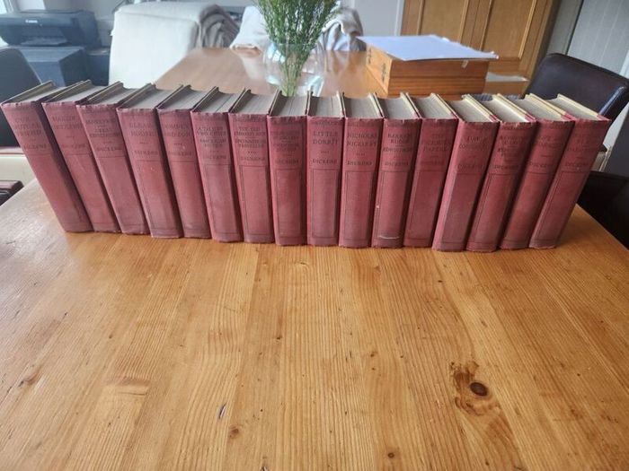 Charles Dickens Set Of 16 Hardback With Many Different Illustrators. See Photos For Same.this Is An Nice Set In Good Condition Featuring Over 20 Of His Famous Novels. See Photos For Same.