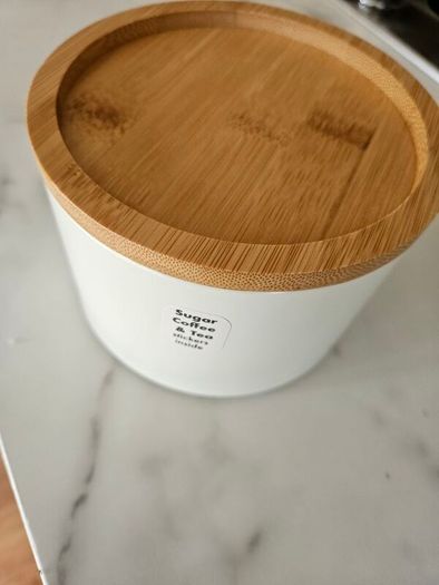Brand new containers for storage with wooden lid. One size. 10 numbers