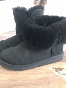 Postage Size 4 worn once black UGG