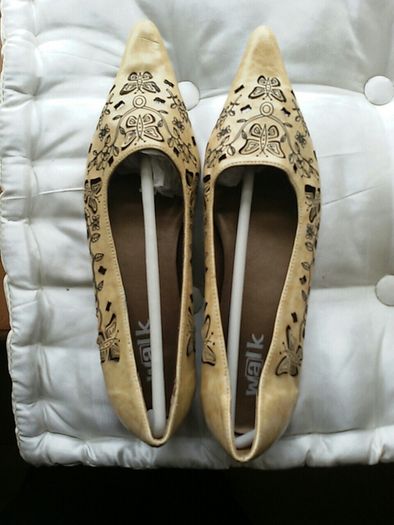 Tan shoes with low heel size 36 NEW