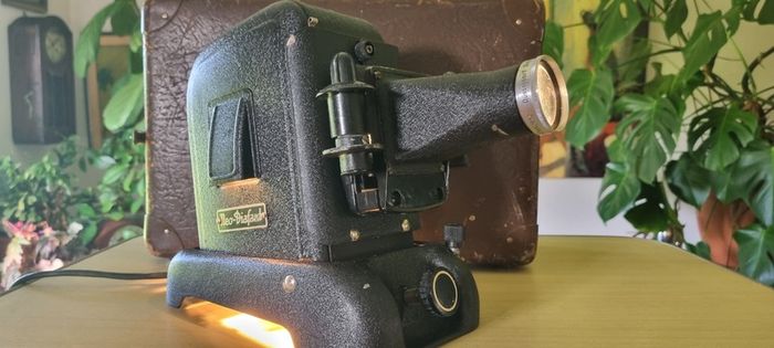 Vintage Neo-Diafant projector
