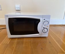 Microwave currys essentials 17L 700w