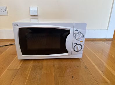 Microwave currys essentials 17L 700w