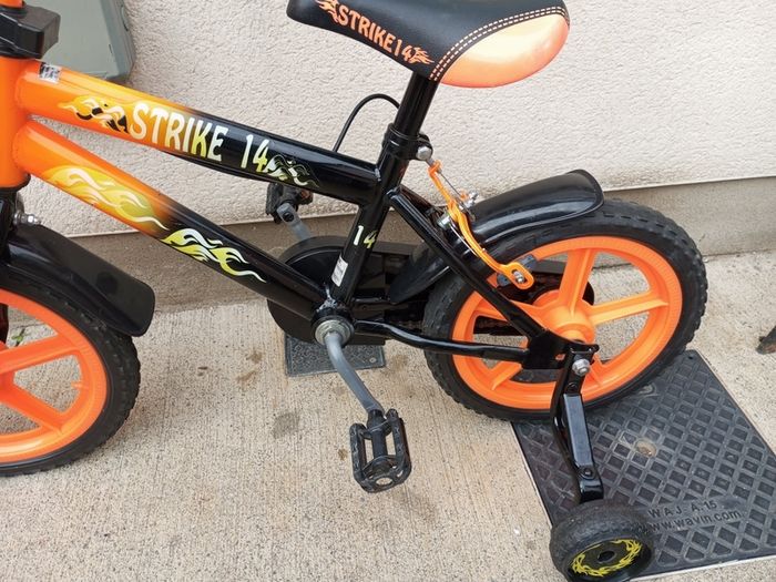 Kids strike bike size 14 inch wheels