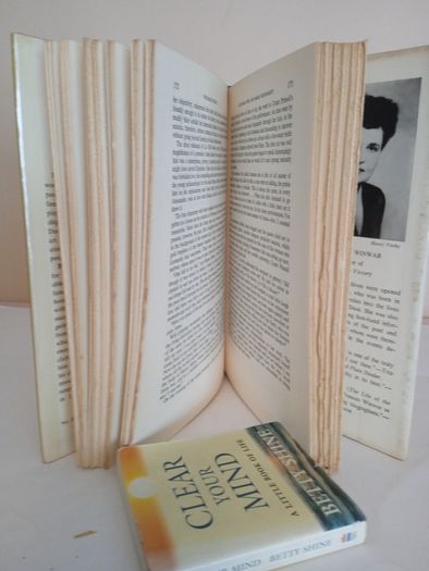 Wingless Victory: A Biography of Gabriele D'Annunzio and Eleonora Duse by Frances Winwar (GT102)