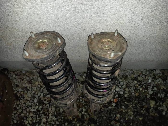 Toyota avensis rear shocks 98 - 03