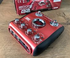 Zoom B2 Bass Guitar Multi-Effects Processor Pedal box