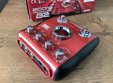 Zoom B2 Bass Guitar Multi-Effects Processor Pedal box