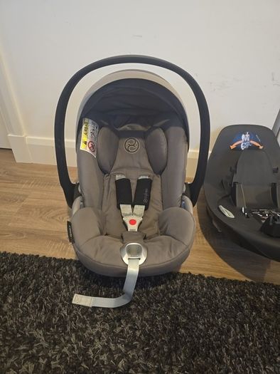 Cybex Cloud Z seat and Sirona Z 360 swivel isofix base