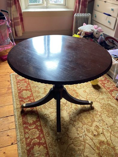 mahogany round table