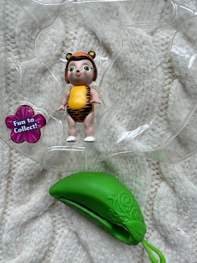 QPeas  Animal Adventures Fun Toy single pack new the box is damaged Please look at the pictures