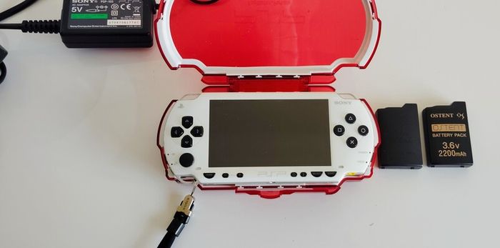 PSP 1004 White Modded 2 Batteries Original OSTENT new 64gb original charger
