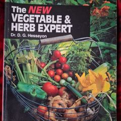 The New Vegetable & Herb Expert / Dr. D. G. Hessayon / 1999