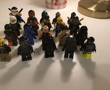20 Lego figures