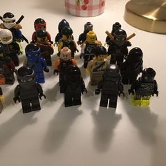 20 Lego figures