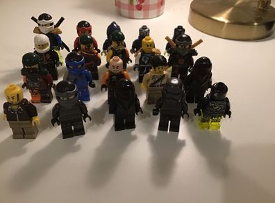 20 Lego figures