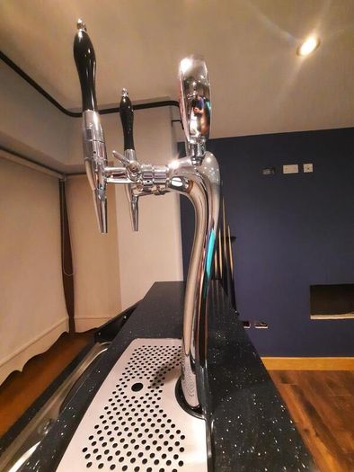 Double beer tap with illuminated badges