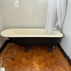 Cast iron rolled top bath & toilet
